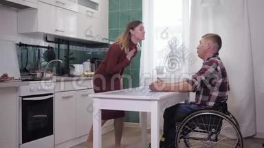 坐在轮椅上的残疾男子在<strong>紧张</strong>的情况下发现了与<strong>紧张</strong>的妻子的关系，挥舞着双手